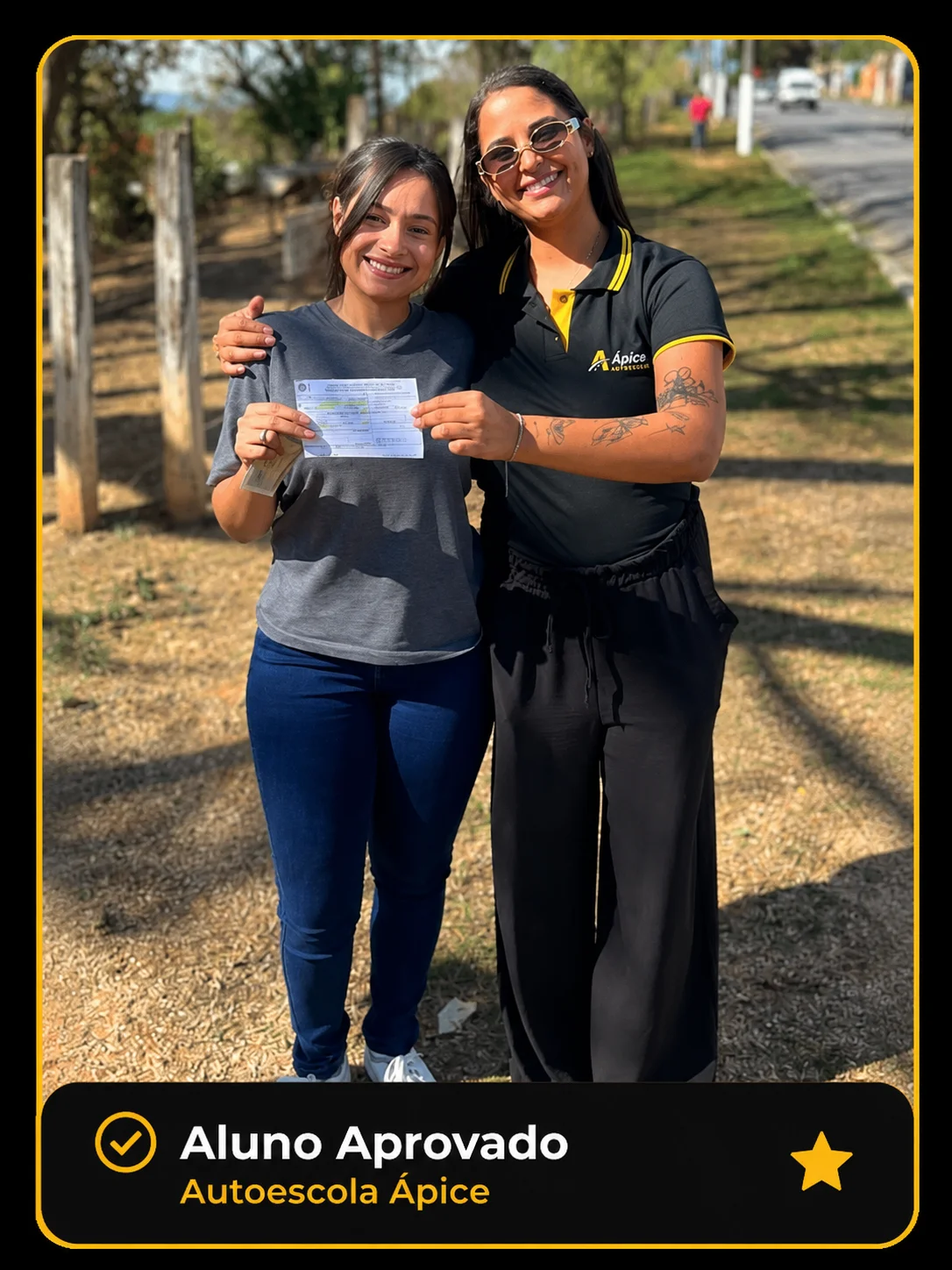 Aluna aprovada na Autoescola Ápice com instrutor