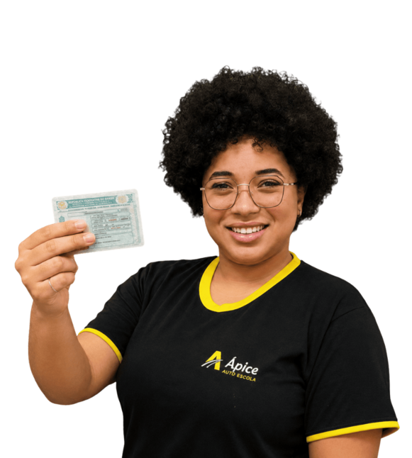 Aluna formada pela Autoescola Ápice segurando a CNH